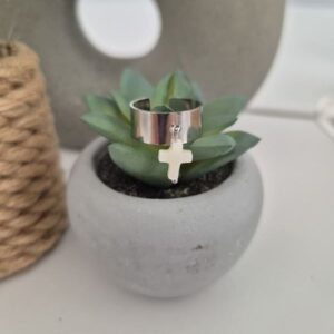 Bague acier inoxydable croix blanche nacre